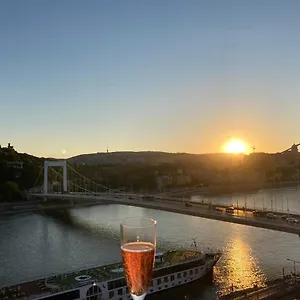 https://riverside-flat-with-king-castle-view.inbudapesthotels.com